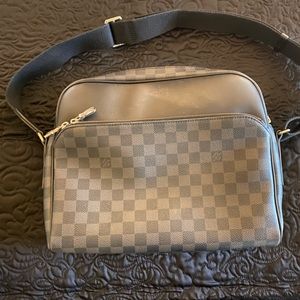 LOUIS VUITTON
2018 Dayton Reporter/Messenger Bag